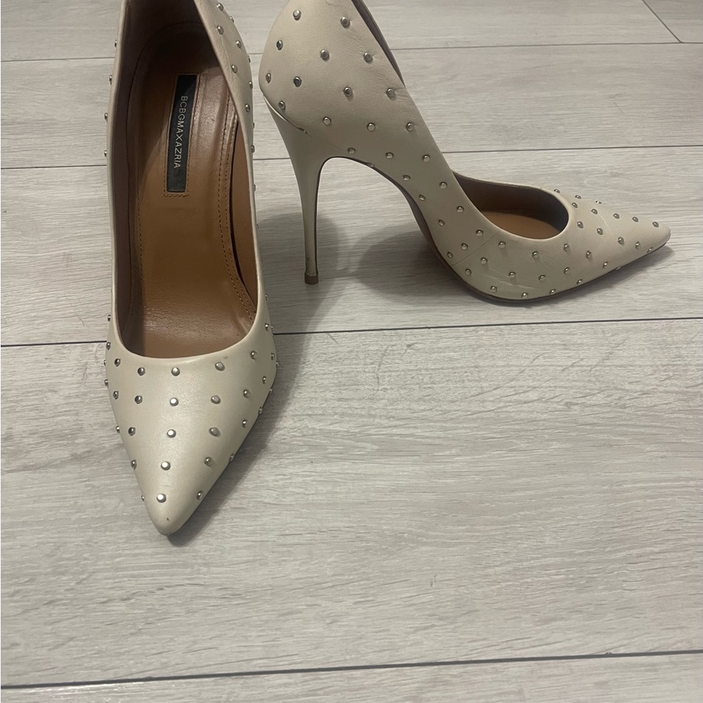 BCBGMaxAzria Cream Studded Heels🍨